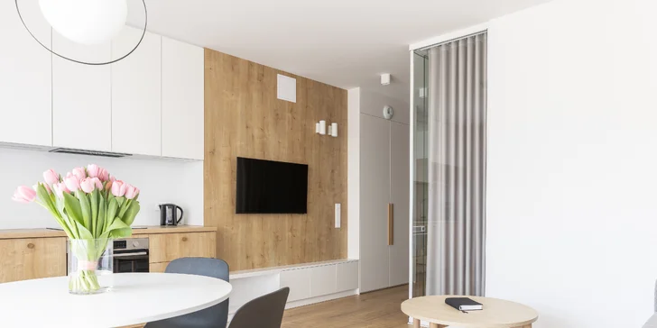 V každom apartmáne na vás čaká priestranná obývacia izba, Wi-Fi a televízia.