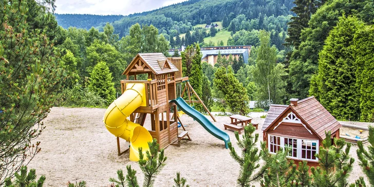  Je tu parádní zázemí pro děti. Kromě vnitřní herny se vyřádí i na venkovním hřišti. 