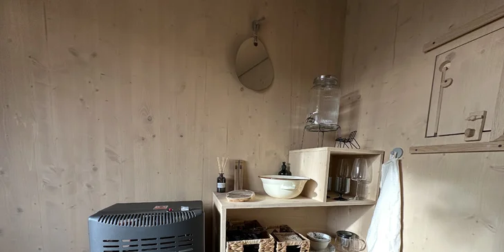 K vybavení patří manželská postel, umyvadlo a 10 l pitné vody (užitková voda není).