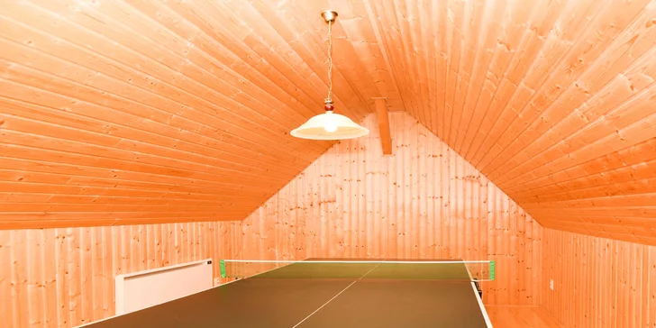 Zahrajete si tu stolní tenis. 
