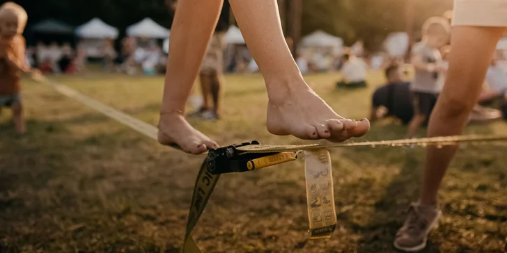 Slackline, chôdza po popruhu alebo adrenalínový Highline vo výške