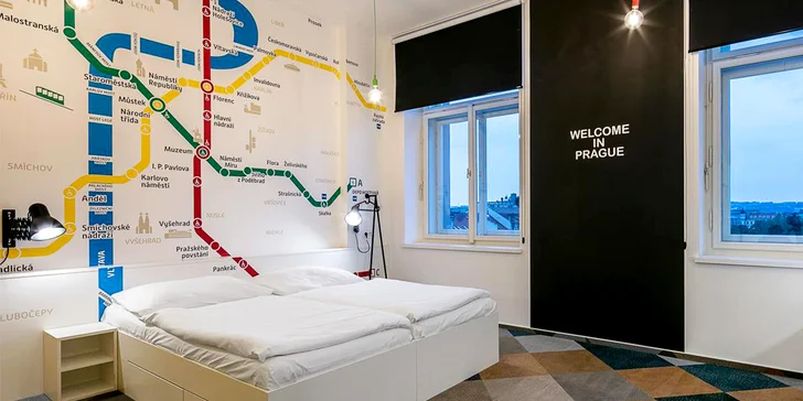 Zvolit můžete pokoje inspirované pražským metrem nebo střešní apartmán. 