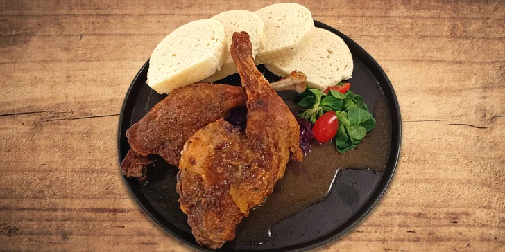 V průběhu večera si dáte čtyřchodové menu. Hlavní chod si vyberete ze 4 možností, může to být třeba kachna s kuřecím stehnem, zelím a knedlíky.