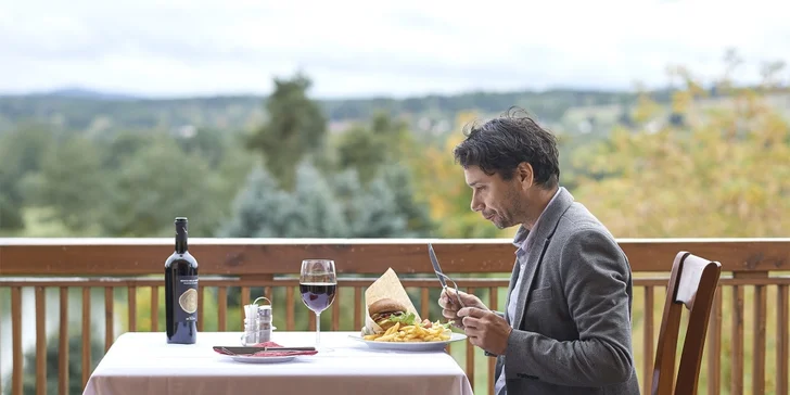 Na oběd nebo večeři si můžete zajít do Naše Bistro, které je přímo v areálu.