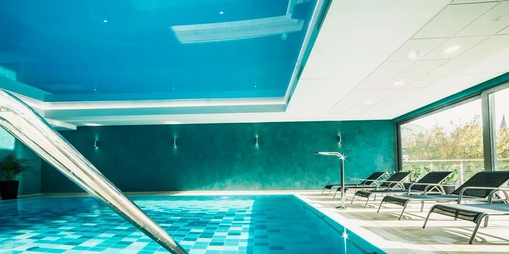Voda v bazénu má příjemnou teplotu 30–31 °C. Hosté si wellness pochvalují. Dobijete tady ztracenou energii.