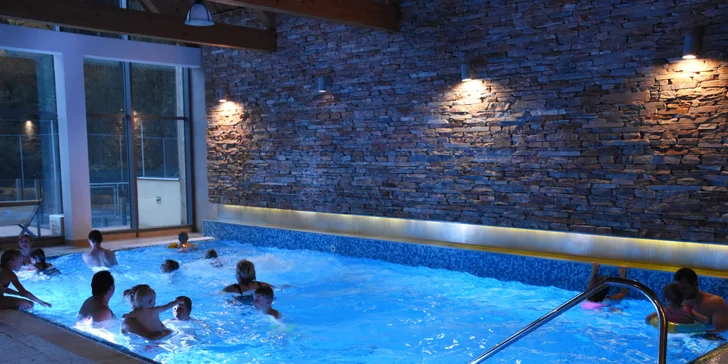 Do hotelu vyrazila i blogerka Bohyně kuchyně. Náramně si užila mimo jiné relax v osvětleném bazénu. 