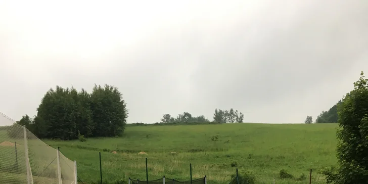 Rodiče si mohou hrát na kurtě a děti na ,,písku,, - stavět bábovičky, skákat na trampolíně.