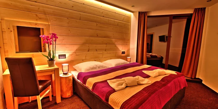 V hotelu vás ubytují v útulných pokojích či menších apartmánech v moderním horském stylu.