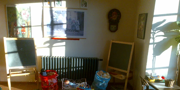 V hale u restaurace se nachází dětský kotek.