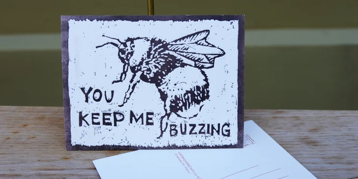 Linky ilustrace či písma jsou vtlačeny do papíru, a výsledný tisk je tak výjimečný nejen na pohled, ale i na dotek. 