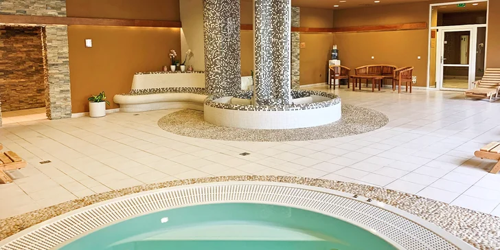 Dále se těšte na Kneippovy lázně, vířivku, tropické sprchy a sluneční louku.