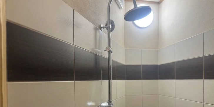 Samozřejmostí je hygienické zázemí se sprchou a toaletou.