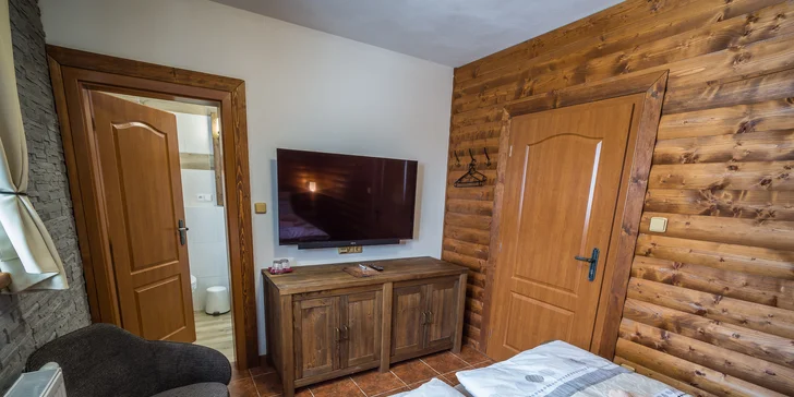 Pokoje jsou standardně vybaveny Wi-Fi připojením, TV, minibarem a pohodlnými postelemi. 