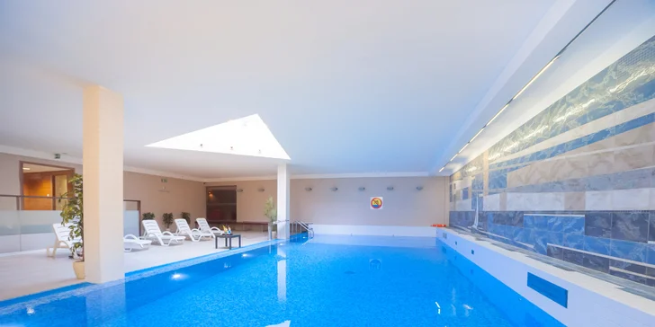 Kromě nadstandardních pokojů hotel nabízí také celoročně otevřený bazén se skleněnou střechou ve tvaru pyramidy.