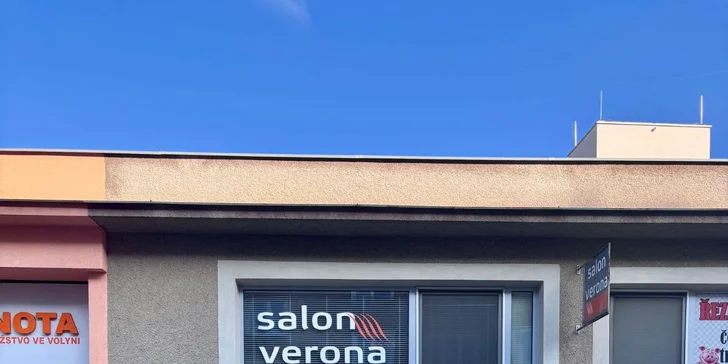 Mokrá pedikúra probíhá za použití skalpelu, což zajišťuje precizní výsledek a pocit lehkosti. 