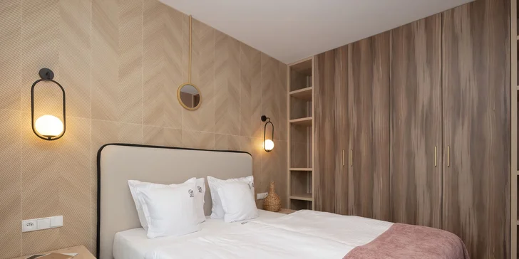 Na privítanie vás čaká minerálna voda a set na prípravu kávy a čaju (na fotke izba De Luxe).