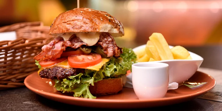 Black King Burger alebo El Classico Burger s hranolčekmi