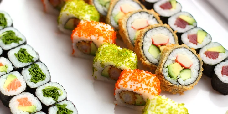 Nebude chybět ani salát z mořských řas, wasabi a zázvor. 