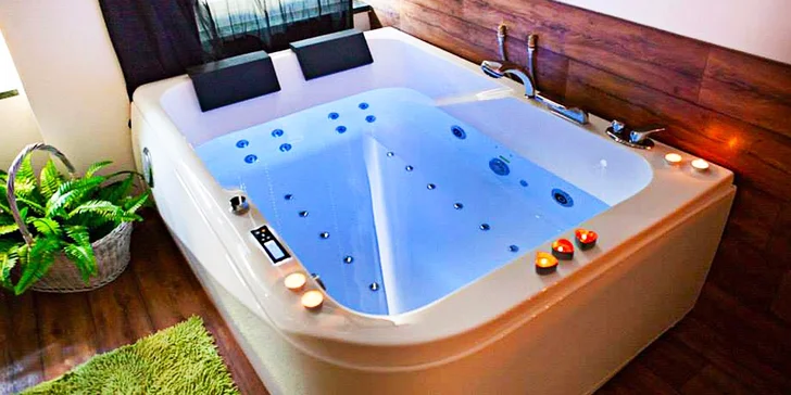 Jarní wellness hýčkání: vířivka, sauna, masáž nohou či zad a zábal dle výběru