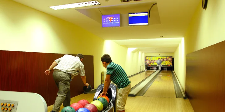 V centrální budově je i bowling.