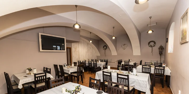 Do restaurace ale určitě zajděte i přes den, připravují tu české speciality tradičním způsobem. 
