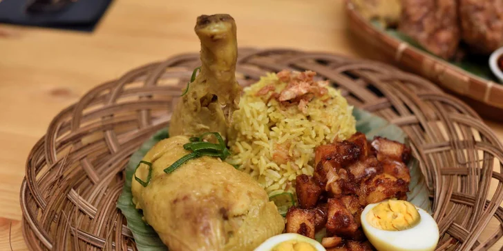  Nasi kuning (žltá ryža) - kurkuma ryža s rozmanitými sambalovými zemiakmi, Gulai chicken (kuracie kari) a Egg gulai (vajíčkové kari)