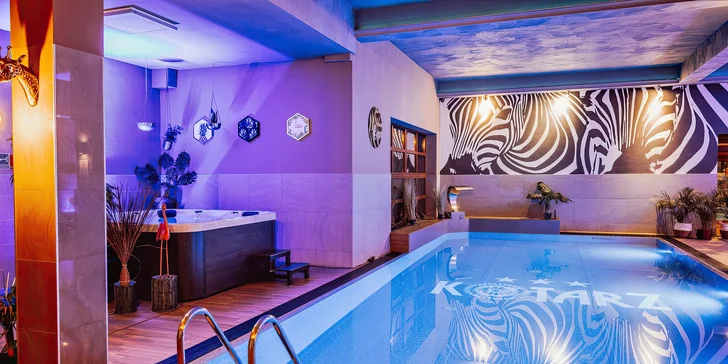 V ceně máte buď privátní vstup do wellness, nebo bazén a sauny v hotelu Kotarz.