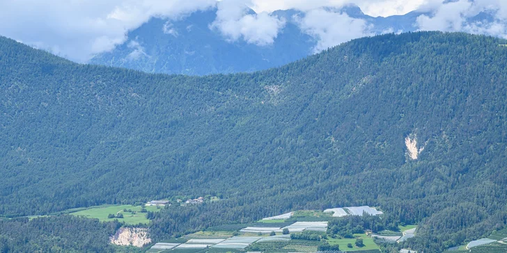 K výletům láká průsmyk Passo Mendola a Passo Palade, případně města Bolzano a Merano.