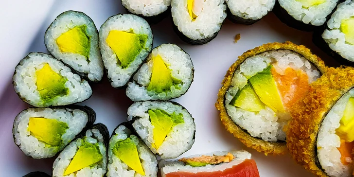 Ke všemu samozřejmě patří i salát z mořských řas, wasabi a zázvor. 