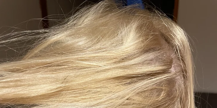 Každá varianta zahrnuje mytí vlasů, regenerační masáž hlavy a pečlivou úpravu, abyste odcházela s pocitem lehkosti a svěžesti.