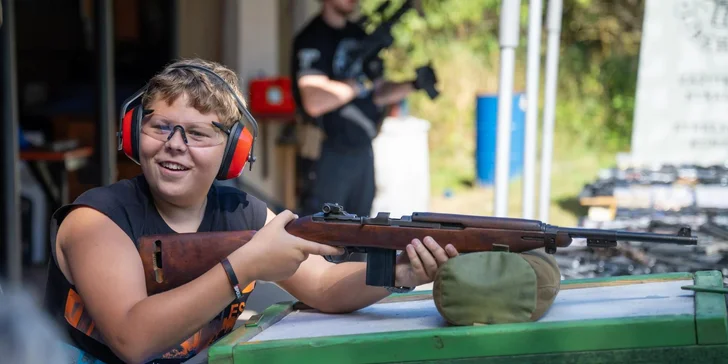 S sebou můžete mít jeden doprovod, se kterým se podělíte o střely, a jednoho diváka. 