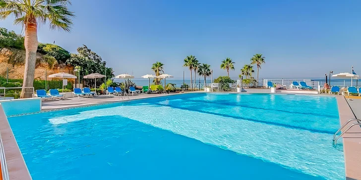 K hotelu patří dva bazény, využívat je můžete bez omezení. 