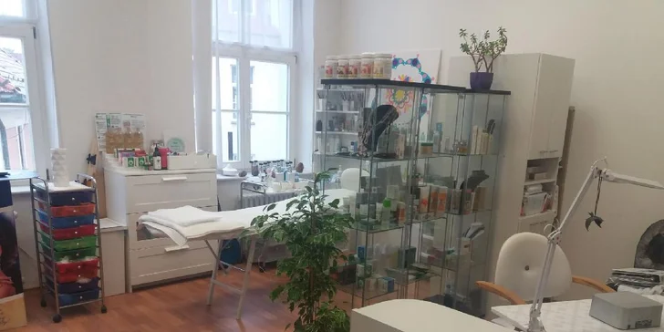 V nabídce najdete variantu s přírodním ošetřením nehtů pomocí techniky P-Shine i variantu s gelovými nehty.