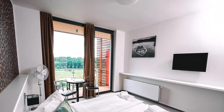 Ve výbavě každého najdete televizi a minibar. Za příplatek je k dispozici pokoj s balkonem nebo apartmán.

