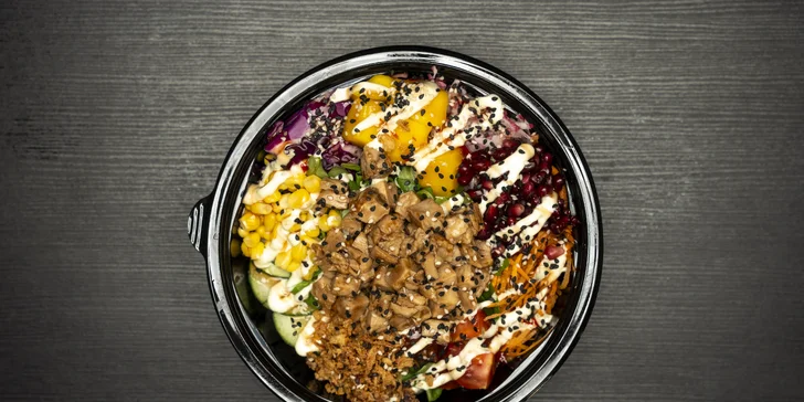 Dopřát si můžete také poké bowl – třeba i tvarůžkovou. 