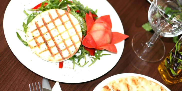 Předkrm 3chodového menu: grilovaný řecký sýr Manouri s pitou