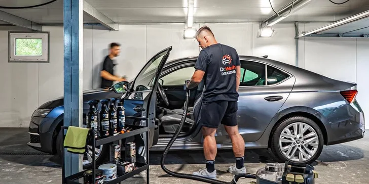  Specializují se tu na profesionální a detailní čištění, které má hlavu a patu. 