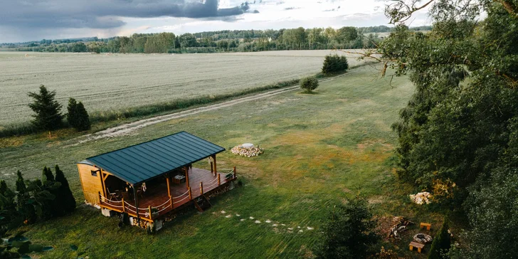 Čo sa relaxu týka, ten na vás čaká aj pred maringotkou – je tu terasa s posedením, ohnisko, elektrický gril aj opekače.
