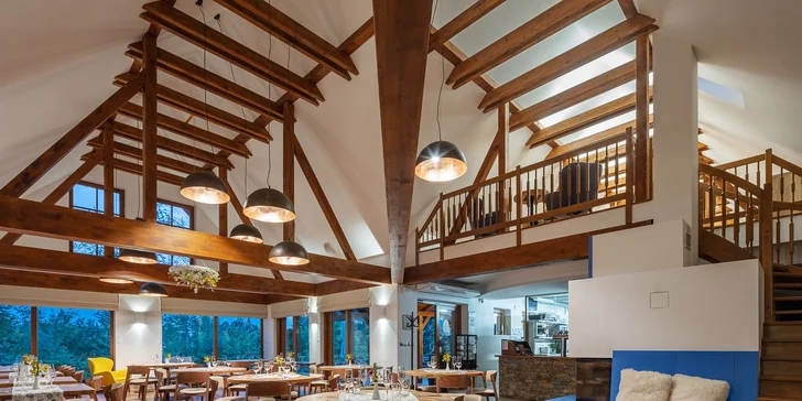 Restauraci dominuje masivní trámoví.