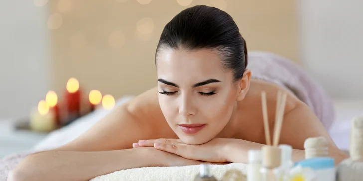Hodinová relaxace plná vůní: ájurvédská bylinná masáž Abhyanga v délce 60 minut