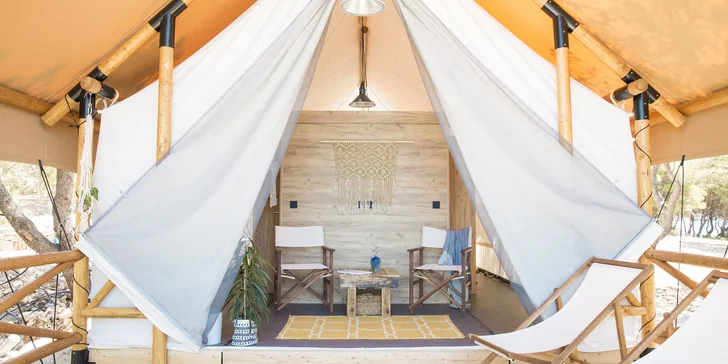 Bydlet tu budete v luxusním klimatizovaném stanu (na fotce typ Forest Lodge).