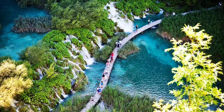 Během poznávacího zájezdu uvidíte přírodní fenomén Plitvická jezera, kde se natáčely příběhy o Vinetouovi, Julské Alpy i jezero Bled. 