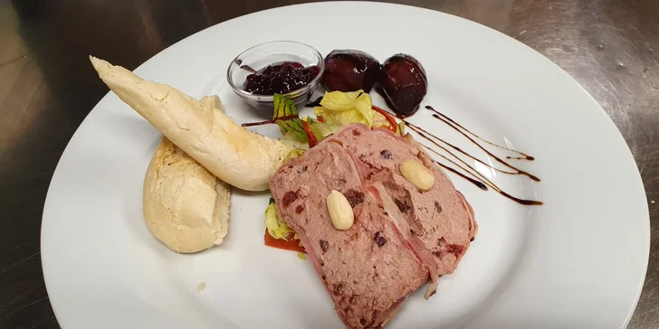 Jako předkrm vás čeká kachní paštika, nebo carpaccio z řepy s kozím sýrem.