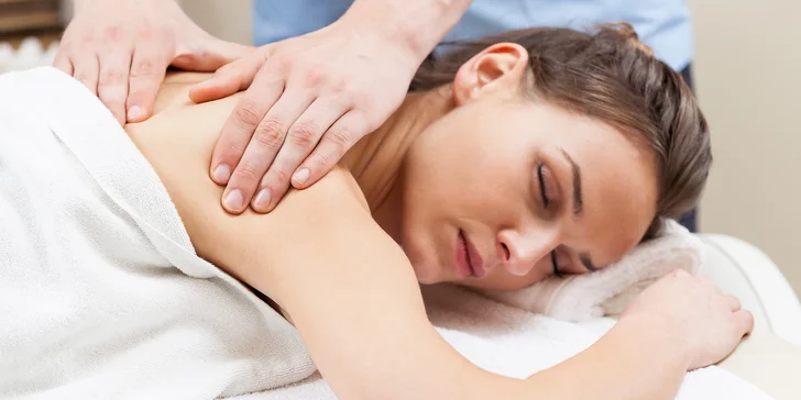 Relax v délce 60 minut: klasická masáž zad a šíje aroma olejem dle výběru