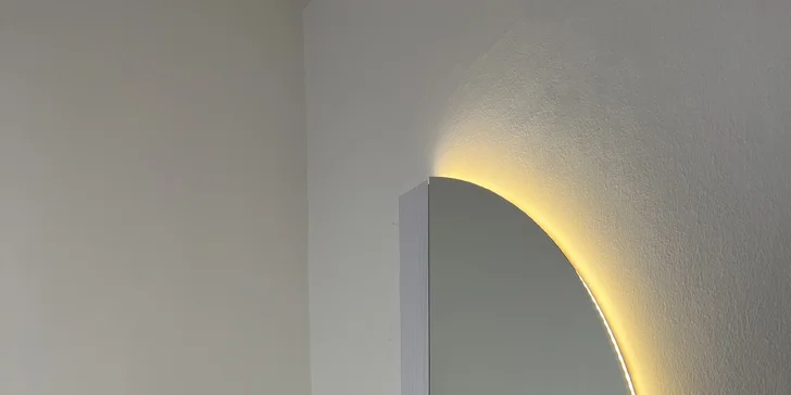Součástí všech balíčků je exfoliace, masáž hlavy, aplikace masky, relaxační oplach a závěrečný styling.