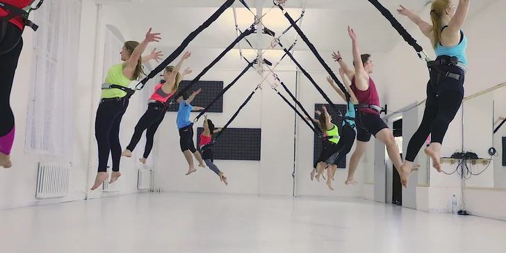 Lekce bungee fit trvají 60 minut a jsou věnované kombinaci dynamického i silového tréninku. 