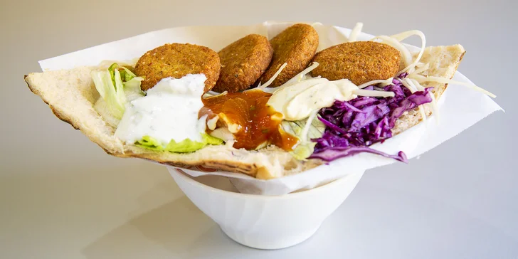 Pokud masu neholdujete, potěší vás vegetariánský falafel. 