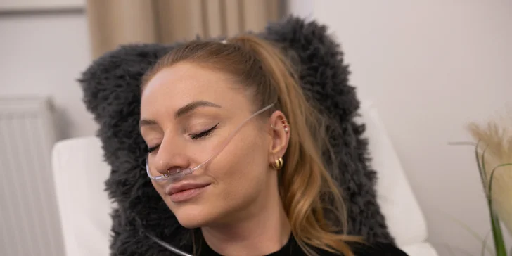 Pri procedúre sa klient pohodlne usadí a inhaluje cez tzv. nosovú kanylu alebo masku 5× koncentrovanejší kyslík ako je v ovzduší.