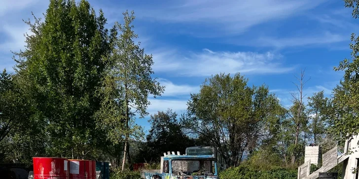 Čaká vás tu až 40 rôznych prekážok, zákopov a úkrytov.