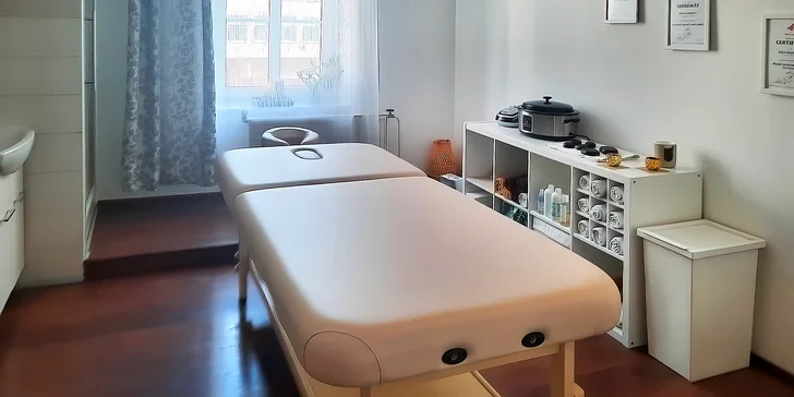 Užijete si zeštíhlující anticelulitidní masáž, tělový peeling a ozónový zábal s produkty Saloos. 